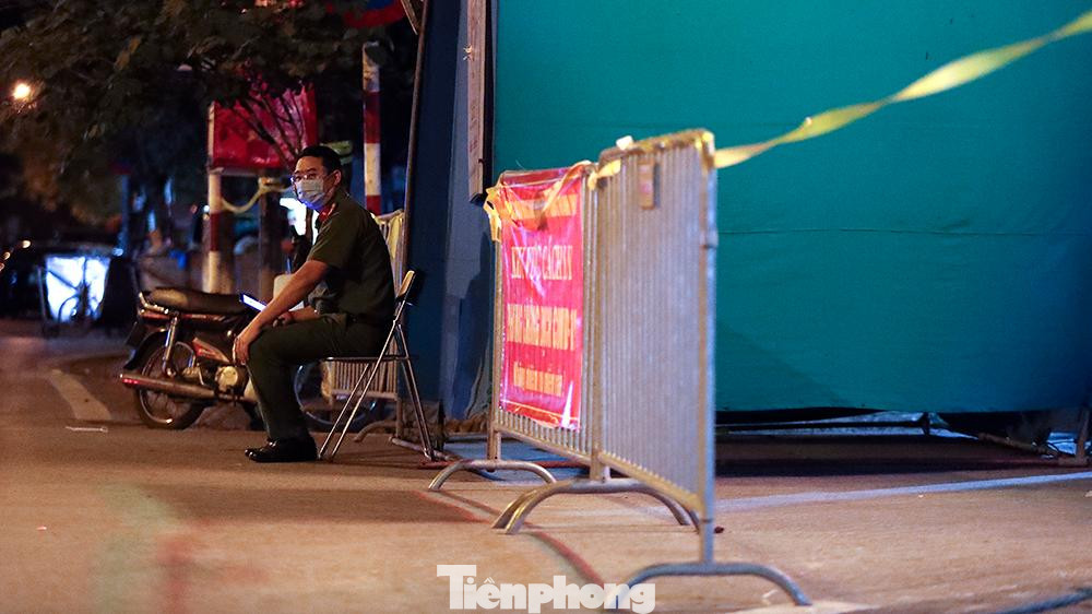 Lực lượng chức năng bảo vệ nghiêm ngặt trước cổng Bệnh viện Phổi Hà Nội.