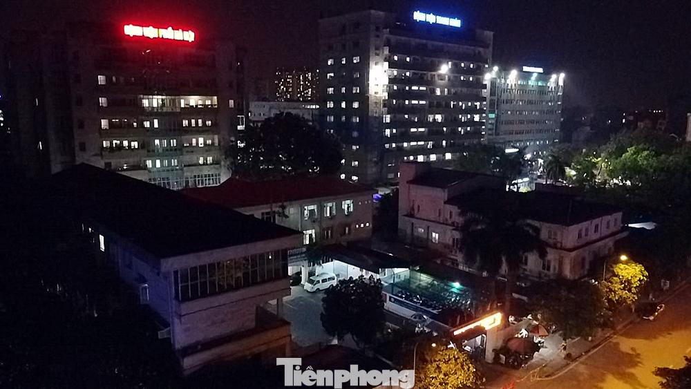 Các trường hợp này gồm: 10 bệnh nhân, 3 nhân viên, 1 người nhà bệnh nhân tại Khoa Nội 3. Tính đến 18h ngày 25/7, bệnh viện đã lấy được 323 mẫu, trong đó có 214 bệnh nhân hiện đang điều trị tại bệnh viện.