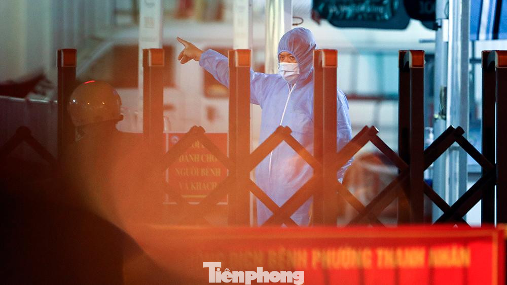 Khoảng 23h đêm ngày 25/7, lực lượng chức năng đã tiến hành dựng lều dã chiến để kiểm soát việc cách ly y tế tại Bệnh viện Phổi Hà Nội.