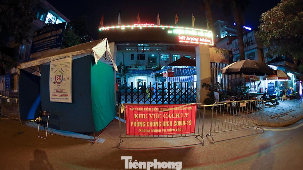 Sau khi nhận thông báo về bệnh nhân L. dương tính SARS-CoV-2, từ sáng 25/7, Bệnh viện Phổi Hà Nội đã cách ly y tế toàn bộ bệnh viện, tiến hành &quot;nội bất xuất, ngoại bất nhập&quot;.