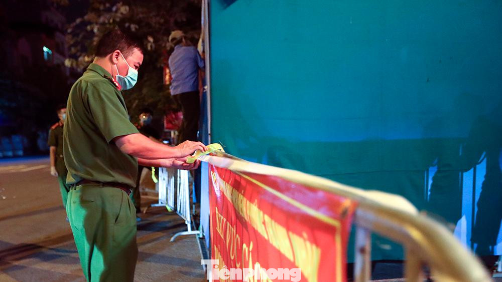 Lực lượng chức năng dựng lều dã chiến ngay cổng bệnh viện làm chốt chặn kiểm soát