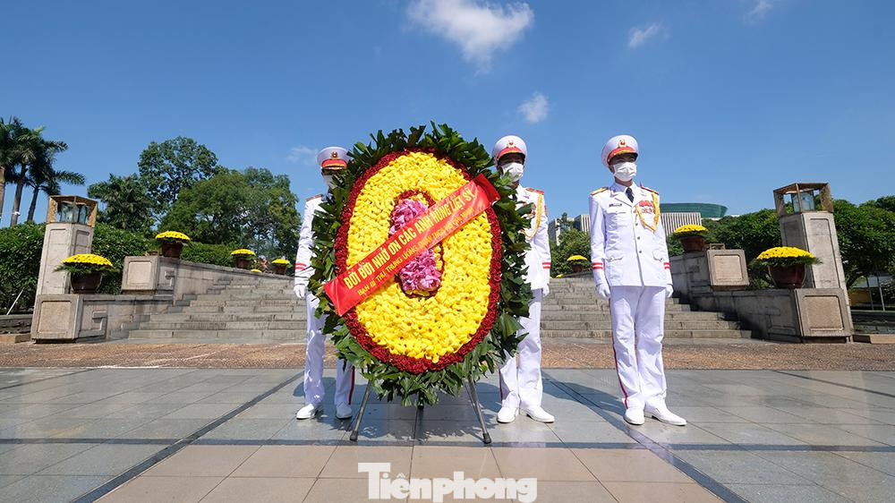 Nhân kỷ niệm 74 năm ngày Thương binh - Liệt sĩ, sáng nay (27/7), đoàn đại biểu Trung ương Đoàn TNCS Hồ Chí Minh đã đến dâng hương, đặt vòng hoa tưởng niệm các Anh hùng liệt sĩ tại Đài tưởng niệm các Anh hùng liệt sĩ (đường Bắc Sơn, quận Ba Đình, TP Hà Nội).