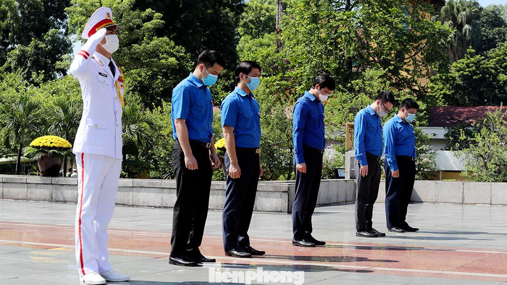 Các đại biểu Trung ương Đoàn TNCS Hồ Chí Minh bày tỏ lòng tưởng nhớ những người con ưu tú của dân tộc đã dũng cảm chiến đấu, hy sinh vì sự nghiệp đấu tranh giải phóng dân tộc, vì nền độc lập, tự do của Tổ quốc, vì hạnh phúc của nhân dân.
