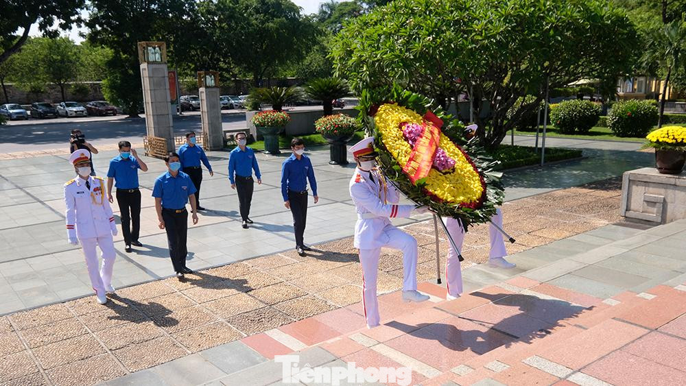Vòng hoa của đoàn đại biểu Trung ương Đoàn TNCS Hồ Chí Minh mang dòng chữ: &quot;Đời đời nhớ ơn các Anh hùng liệt sĩ&quot;