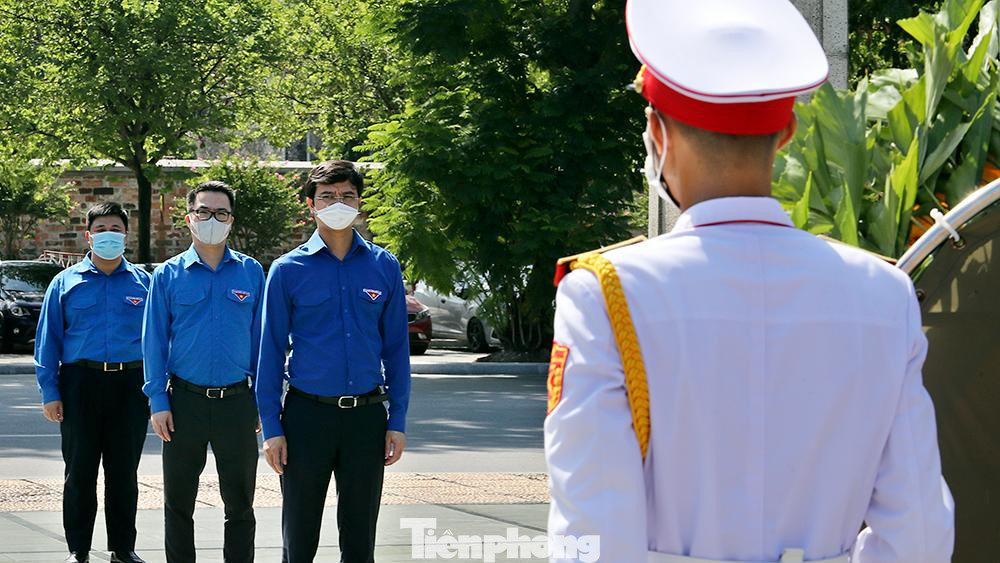 Ủy viên dự khuyết Ban chấp hành Trung ương Đảng, Bí thư Thường trực Ban chấp hành Trung ương Đoàn Bùi Quang Huy dẫn đầu đoàn đại biểu Trung ương Đoàn TNCS Hồ Chí Minh đặt vòng hoa, dâng hương tưởng niệm các Anh hùng liệt sĩ.