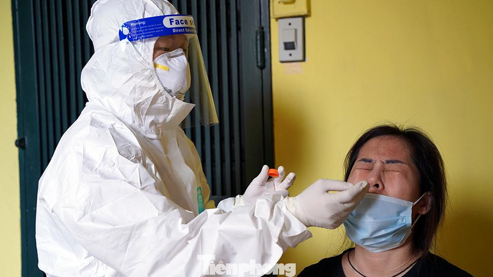 Đội ngũ y tế tổ chức lấy mẫu xét nghiện ngay tại nhà cho người dân phường Thanh Xuân Nam