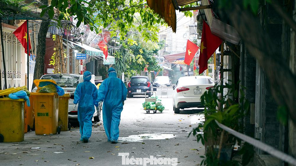 Hai ca bệnh còn lại thuộc chùm F1 của các trường hợp ho sốt cộng đồng, gồm 1 bệnh nhân ở tại ổ dịch phường Thanh Xuân Trung, quận Thanh Xuân, có người nhà là F0.