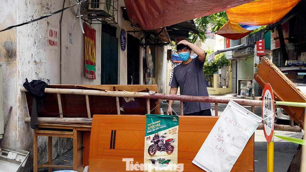 Trường hợp thứ 3 là bệnh nhân N.N.K, nữ, SN 1954, địa chỉ tại Cát Linh, Đống Đa. Bệnh nhân có triệu chứng ho sốt mệt mỏi khoảng một tuần. Ngày 1/9, bệnh nhân đi khám tại Bệnh viện đa khoa Xanh Pôn được làm xét nghiệm, kết quả dương tính.