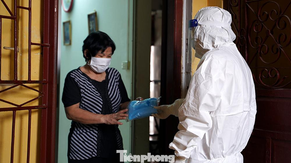 Người dân được phát bộ đồ bảo hộ đến tận nhà phòng trường hợp phải tổ chức đi cách ly.