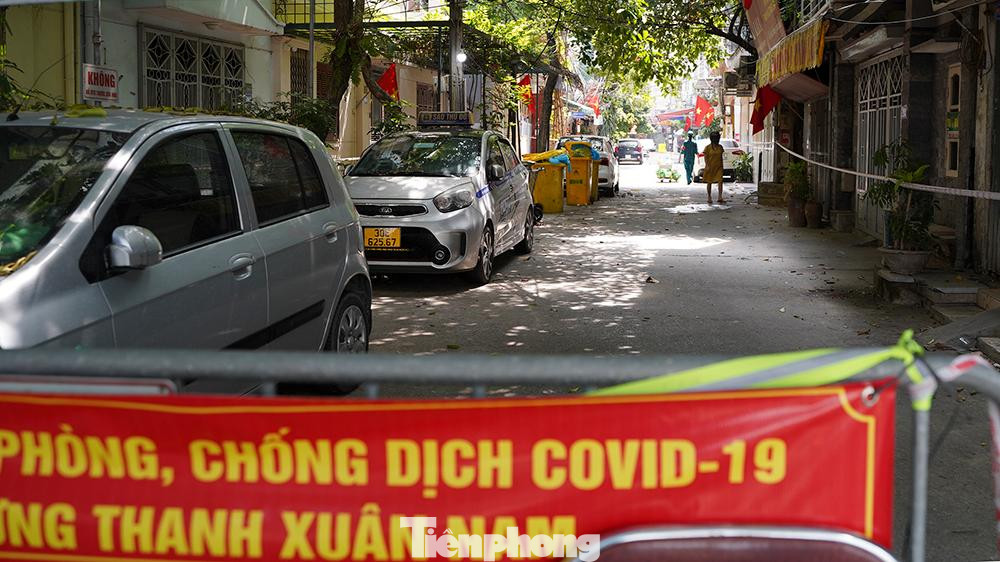 Cụ thể, ca bệnh cộng đồng đầu tiên là Đ.X.N, nam, SN 2002, địa chỉ tại phường Thanh Xuân Nam, quận Thanh Xuân. Ngày 28/8, bệnh nhân có triệu chứng ho, sốt. Ngày 1/9, bệnh nhân khai báo y tế và được lấy mẫu xét nghiệm, kết quả dương tính. Phường Thanh Xuân Nam đã ra thông báo tìm người liên quan đến bệnh nhân này, tiến hành cách ly và lấy mẫu xét nghiệm các F1.