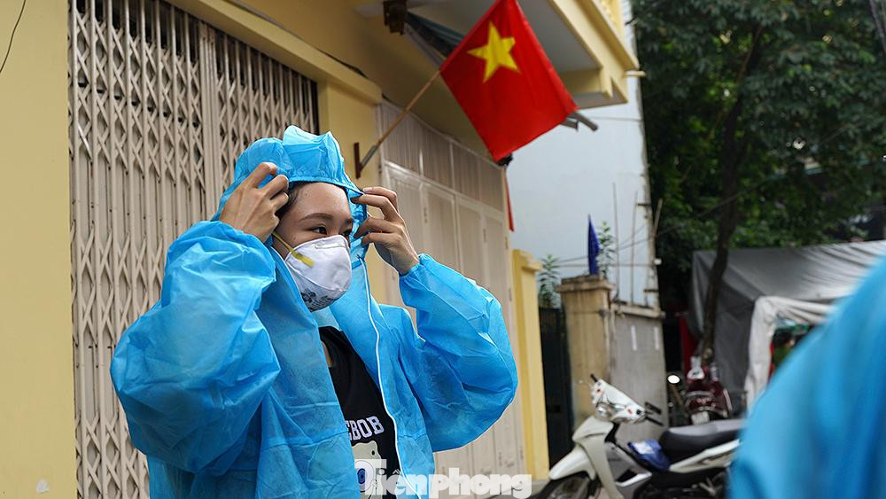 Ca bệnh cộng đồng thứ hai là bệnh nhân V.H.N, nữ, SN 2013, địa chỉ tại Trung Phụng, Đống Đa. Ngày 31/8, bệnh nhân xuất hiện triệu chứng sốt. Ngày 1/9, bệnh nhân đi khám tại Bệnh viện đa khoa Xanh Pôn, được lấy mẫu xét nghiệm, kết quả dương tính.