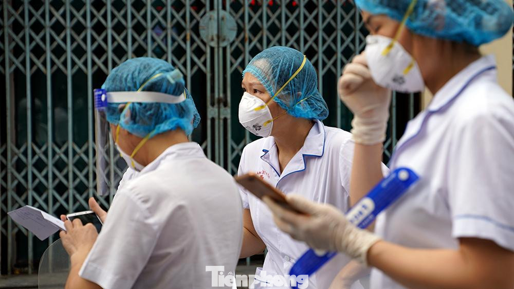 Lãnh đạo UBND phường phường Thanh Xuân Nam cho biết hiện Sở Chỉ huy phòng, chống dịch của phường đang tổ chức họp khẩn nhằm triển khai các biện pháp khẩn cấp phòng, chống dịch bệnh trên địa bàn.