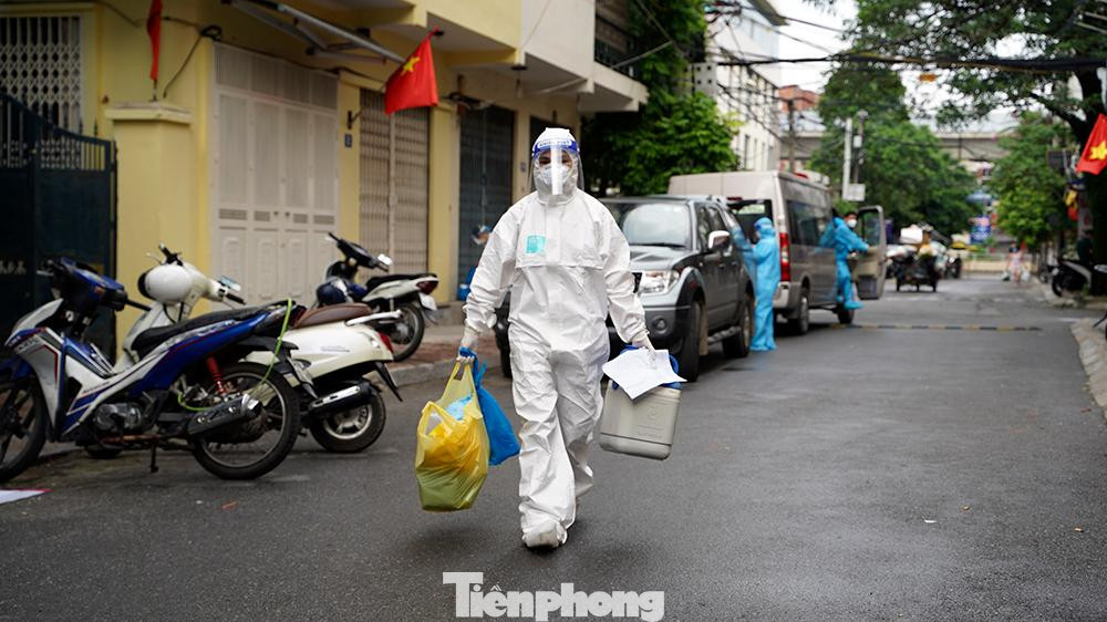 Lãnh đạo phường Thanh Xuân Nam cho biết, sau khi phường nhận thông tin về các trường hợp dương tính SARS-CoV-2, ngay trong đêm qua (2/9), cơ quan chức năng đã tổ chức khoanh vùng, truy vết và bắt đầu lấy mẫu xét nghiệm COVID-19 cho tất cả các công dân trên địa bàn và khu vực lân cận.