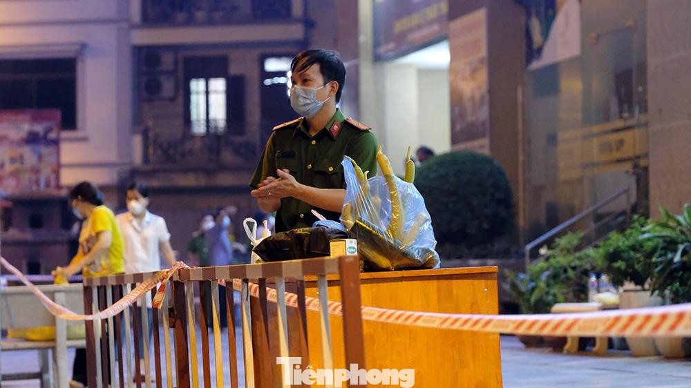 Hiện tại toà nhà Hemisco Xa La, (Phúc La, Hà Đông), nơi bệnh nhân sinh sống đã được phong toả nghiêm ngặt theo hình thức &quot;nội bất xuất, ngoại bất nhập&quot; để phòng tránh sự lây lan của dịch bệnh.