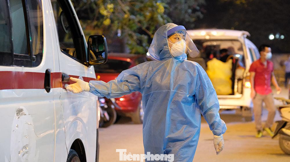 Mẫu bệnh phẩm đã được chuyển lên Trung tâm Kiểm soát bệnh tật thành phố Hà Nội xét nghiệm khẳng định dương tính với SARS-CoV-2.