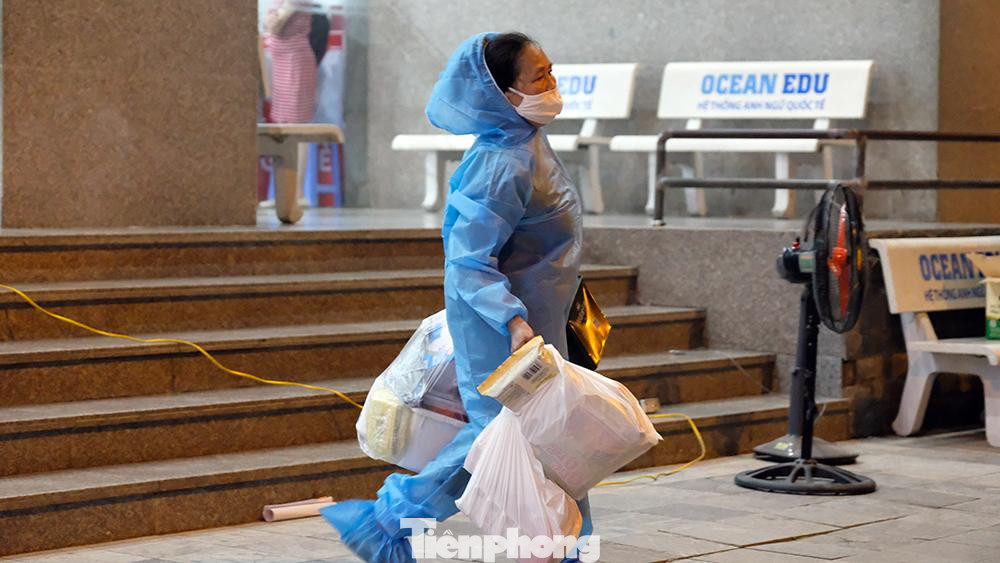 Sơ bộ điều tra được 6 trường hợp tiếp xúc gần với bệnh nhân bao gồm 5 người trong gia đình và 1 lái xe.