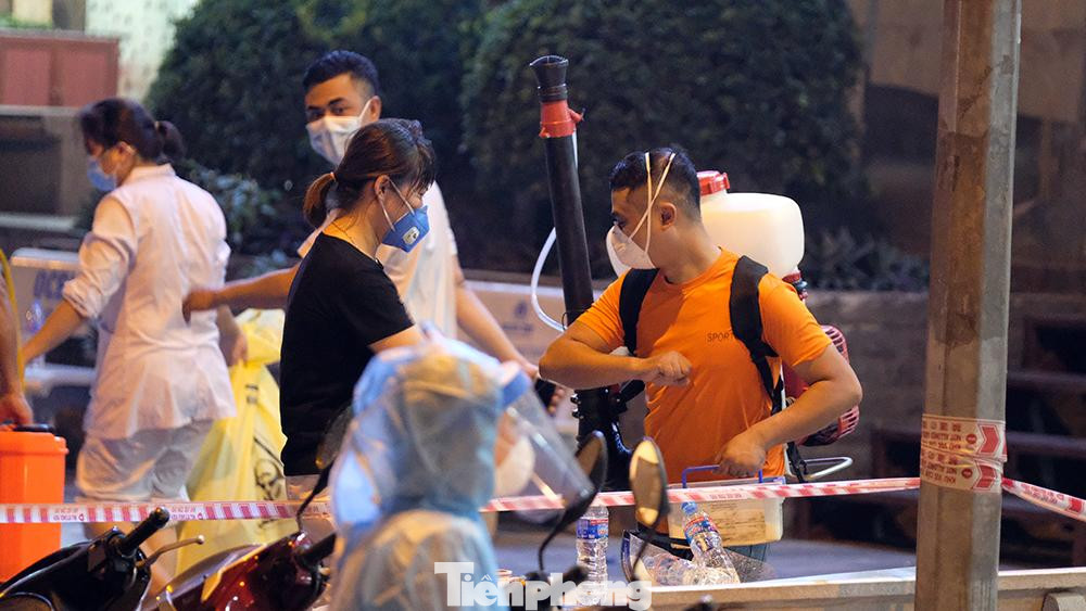 Toàn bộ khu vực tầng 21 và khu vực thang máy cũng như sảnh của toà nhà đã được cơ quan chức năng phun khử khuẩn.