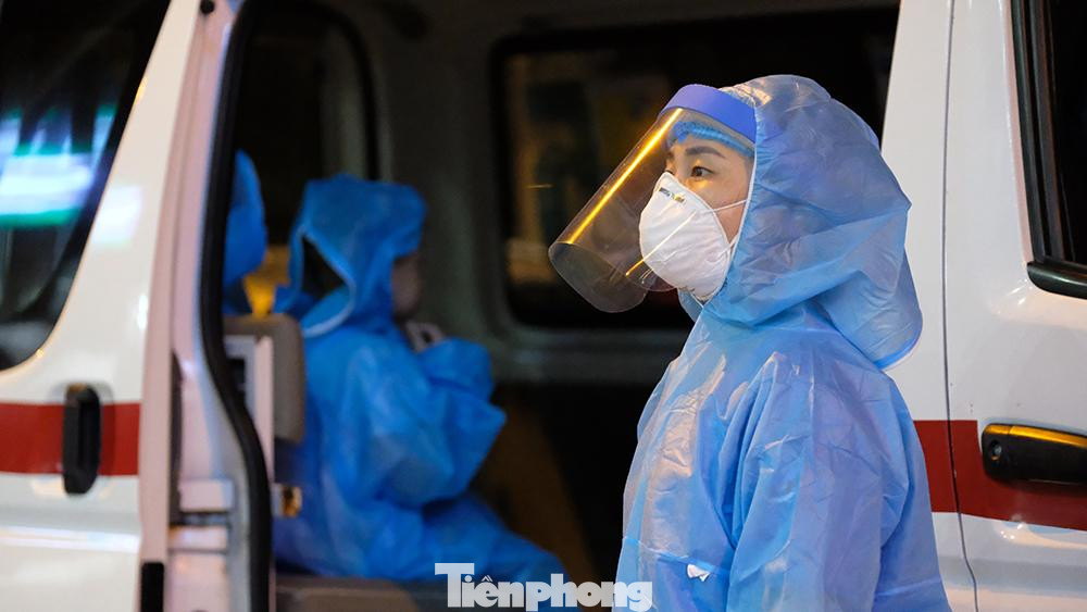 Hiện tại, Trung tâm Kiểm soát bệnh tật thành phố Hà Nội cùng với Trung tâm Y tế quận Hà Đông đang tiếp tục điều tra xác minh các trường hợp người tiếp xúc gần để thực hiện lấy mẫu xét nghiệm và cách ly.