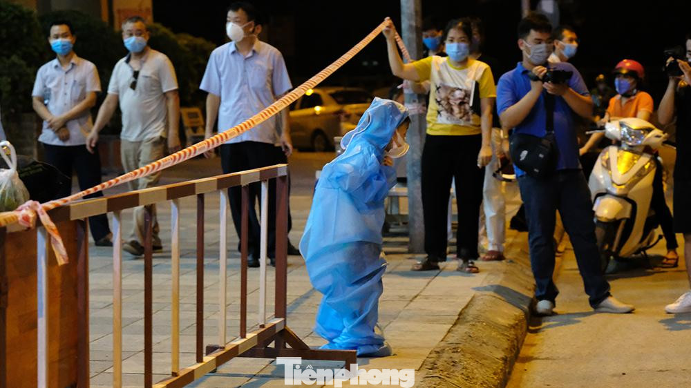 Khoảng 20h ngày 30/5, bệnh nhân về Hà Nội trên chuyến bay VN220, số ghế 35G hạ cánh tại sân bay Nội Bài khoảng 22h10. Sau khi hạ cánh xuống sân bay Nội Bài, bệnh nhân nghe được thông tin công ty Cen Group có bệnh nhân nên gọi lái xe riêng đưa bệnh nhân về nhà tại tòa Hemisco Xa La và tự cách ly tại phòng riêng và khai báo với trạm y tế phường Phúc La, Hà Đông.