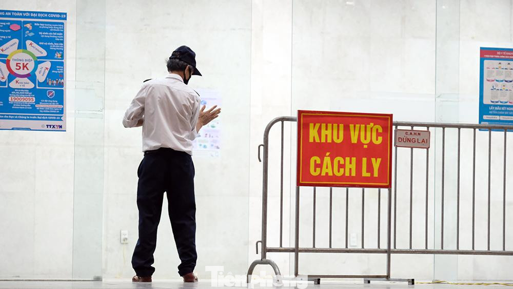 Trung tâm Kiểm soát bệnh tật thành phố Hà Nội cũng thông báo tìm người trên địa bàn Hà Nội đã đi trên chuyến bay VN220 ngày 30/5/2021 từ thành phố Hồ Chí Minh đến Hà Nội hạ cánh tại sân bay Nội Bài khoảng 22h10 (đặc biệt hành khách ngồi trên hàng ghế từ 33 đến 37).