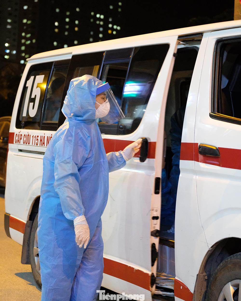 Những người tiếp xúc gần với bệnh nhân nhanh chóng được đưa đi cách ly tập trung ngay trong buổi tối nay.