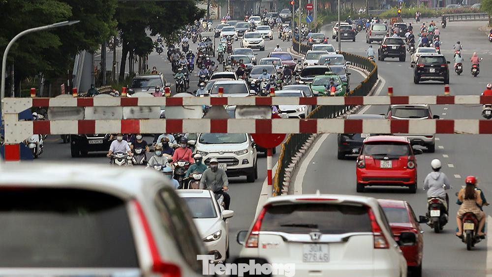Bên cạnh đó, một số tuyến phố khác, các phương tiện cũng đã nhiều hơn so với những ngày trước dù vẫn đang trong giai đoạn giãn cách xã hội.
