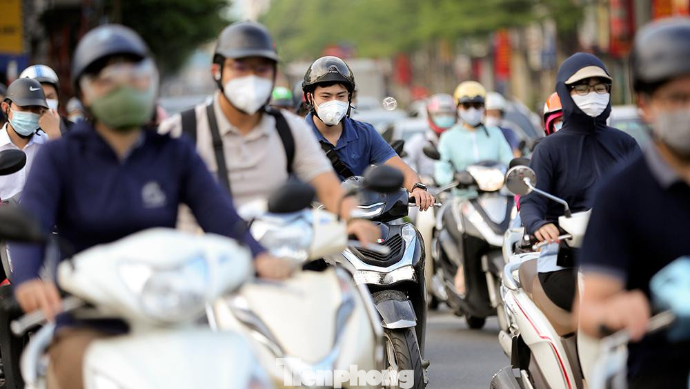 Đường Nguyễn Thái Học cũng chung tình trạng phương tiện tham gia giao thông rất đông vào buổi sáng.