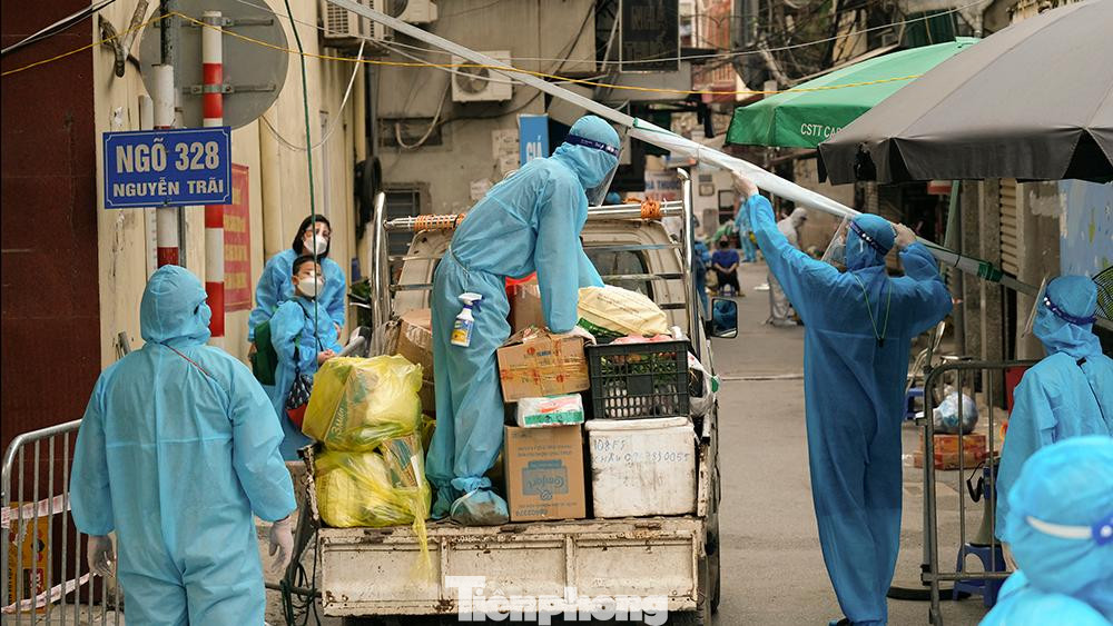 Nhiều địa điểm quá xa so với điểm nhận đồ, lực lượng vận chuyển phải dùng cả đến xe tải nhỏ để chuyên chở.