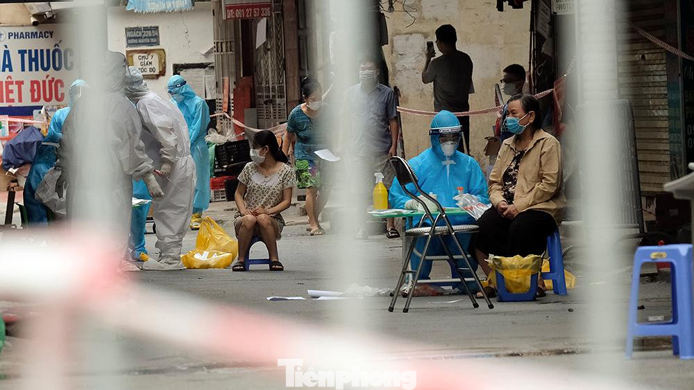 Bên cạnh đó là các quận huyện: quận Hai Bà Trưng có 7 ca; huyện Đông Anh có 3 ca; các đơn vị quận Hoàng Mai, Đống Đa, huyện Hoài Đức mỗi nơi có 1 ca. 44 trường hợp được xác định là F1 của các ca ho, sốt cộng đồng, 1 trường hợp còn lại liên quan TP Hồ Chí Minh.