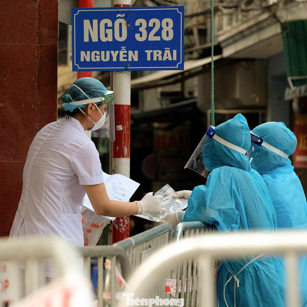 Hàng chục nhân viên y tế của quận Thanh Xuân túc trực tại &apos;điểm nóng&apos; phường Thanh Xuân Trung trong mấy ngày qua để lấy mẫu xét nghiệm cũng như phân loại các đối tượng có nguy cơ cao.