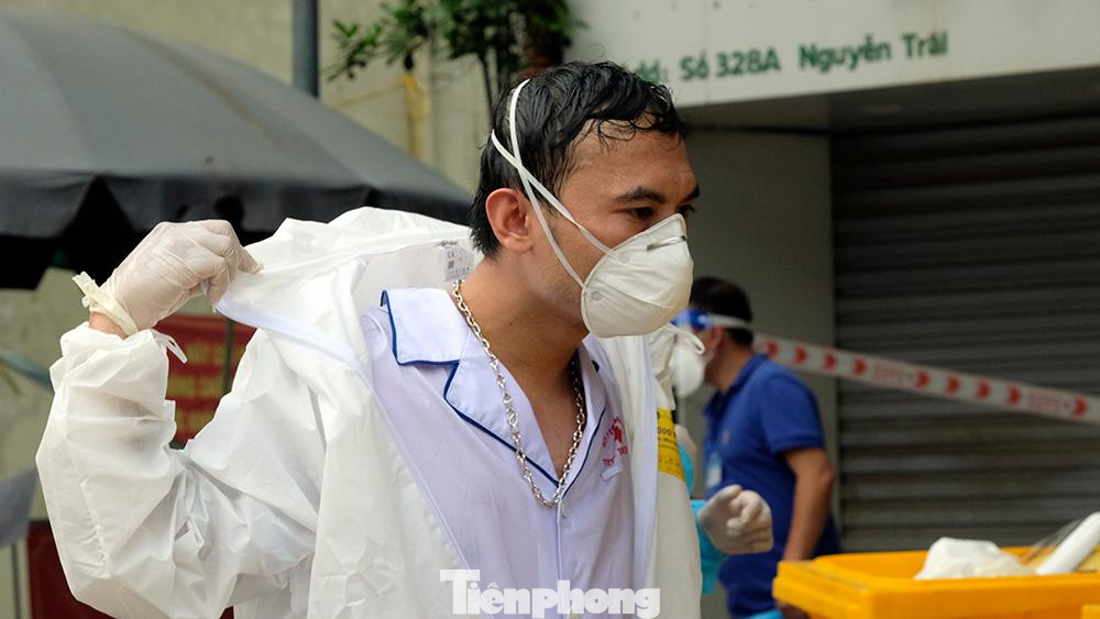 Quần áo và tóc ướt đẫm mồ hôi trong bộ đồ bảo hộ.