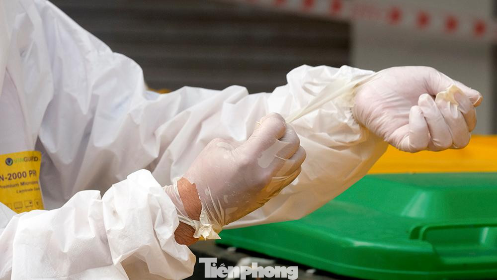 Mặc dù thời tiết hà Nội mấy ngày nay đã dịu mát đi nhiều, xong hình ảnh trong găng tay ướt sũng mồ hôi là cảnh thường thấy mỗi lần đội ngũ y, bác sĩ thay ca.