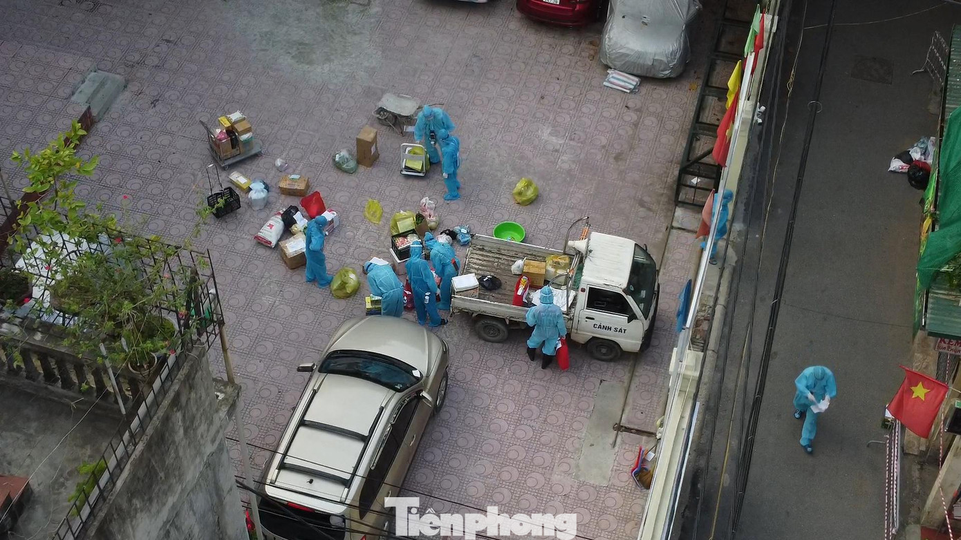 Vào một sân rộng phía trong rồi dùng xe cút kít đưa đến từng hộ dân trong ngách nhỏ.