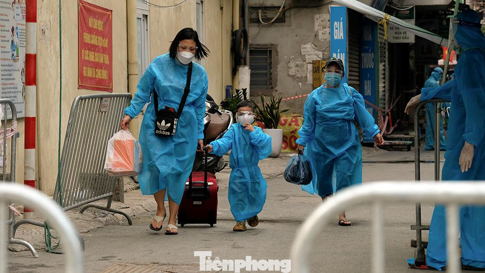 Chiều nay (30/8) thêm một số người dân được chính quyền tổ chức đưa đi cách ly sau nhiều lần lấy mẫu xét nghiệm sàng lọc.