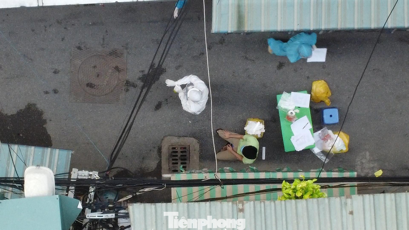 Công tác lấy mẫu xét nghiệm tại ngõ 328 vẫn được tiến hành khẩn trương đề sàng lọc F0 ra khỏi cộng đồng.