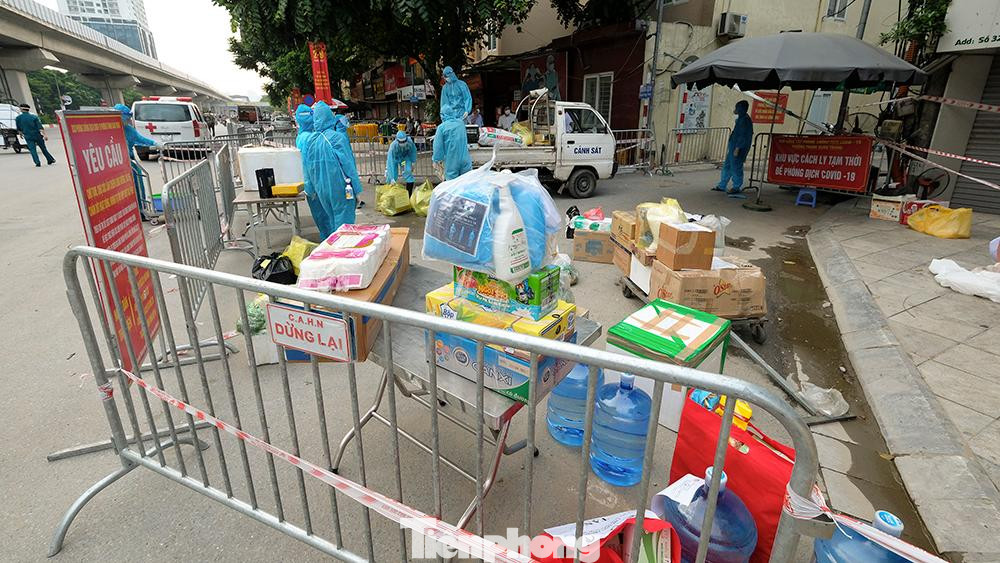 Bên cạnh đó là đội ngũ vận chuyển đồ cho hàng trăm hộ dân của những tình nguyện viên, hội phụ nữ...