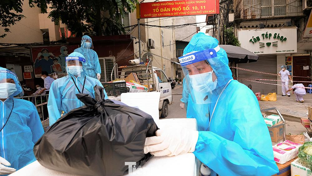 Họ cẩn thận phân loại hàng hóa đúng địa chỉ của từng ngách, khu tập thể để tránh thất lạc đồ.