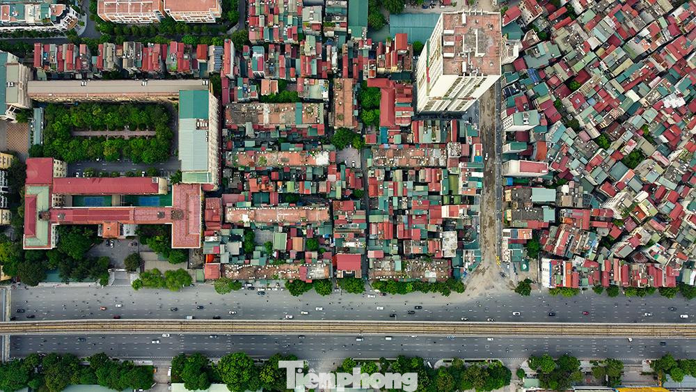 Toàn cảnh khu vực đang phong tỏa của ngõ 298 - 230 đường Nguyễn Trãi (phường Thanh Xuân Trung, quận Thanh Xuân, TP Hà Nội) nhìn từ trên cao.