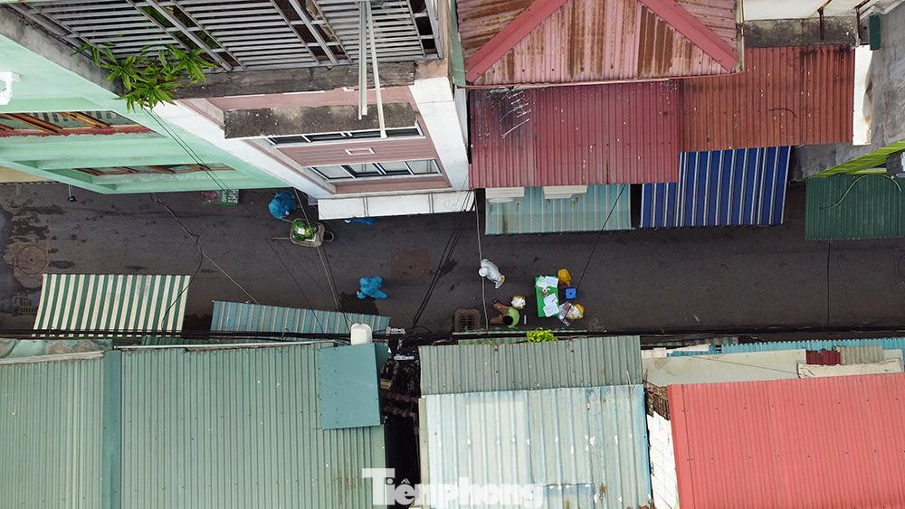 Công tác lấy mẫu được tiến hành ở rất nhiều điểm trong khu vực phong tỏa để tránh việc tụ tập đông người.