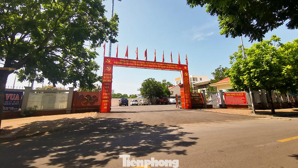 Sân vận động huyện Thanh Trì cũng là một địa điểm được lựa chọn làm điểm trung chuyển nông sản, hàng hóa thiết yếu, nơi đây thuận lợi do là cửa ngõ phía Nam của Hà Nội, giao thông thuận lợi.