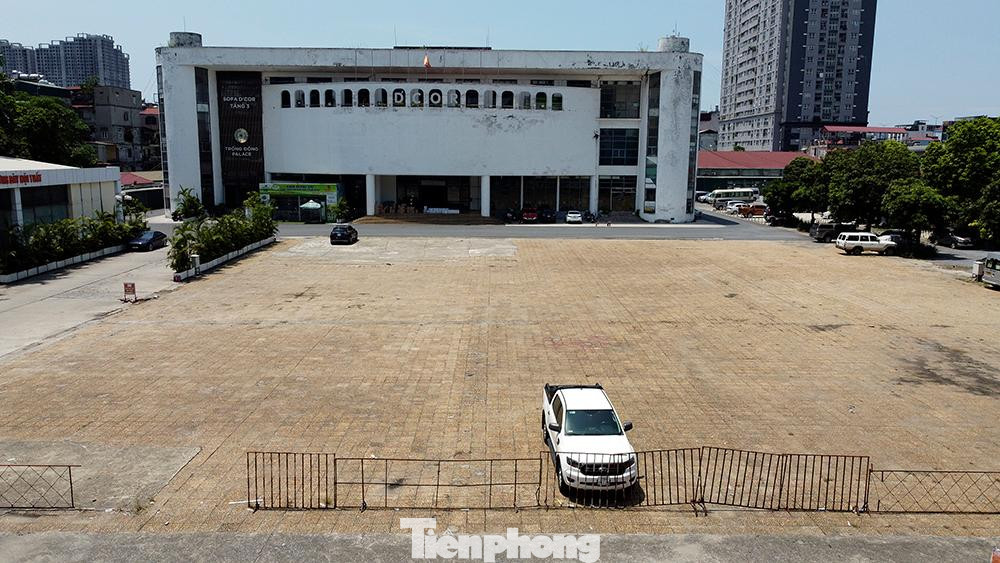 Trung tâm Xúc tiến thương mại nông nghiệp có mặt sân rộng phía trước, thuận lợi cho việc tập kết hàng hóa nông sản...