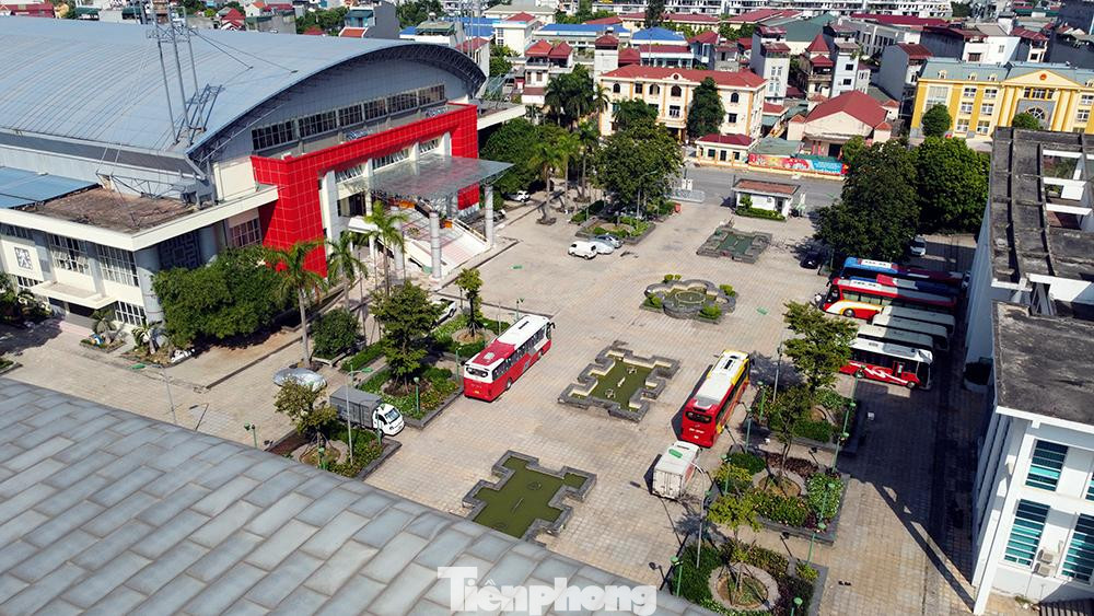 Sân vận động Hoài Đức nằm ở phía Tây của Thủ đô, thuận lợi cho nguồn cung ứng hàng hóa khu vực các huyện từ Ba Vì, Phúc Thọ...