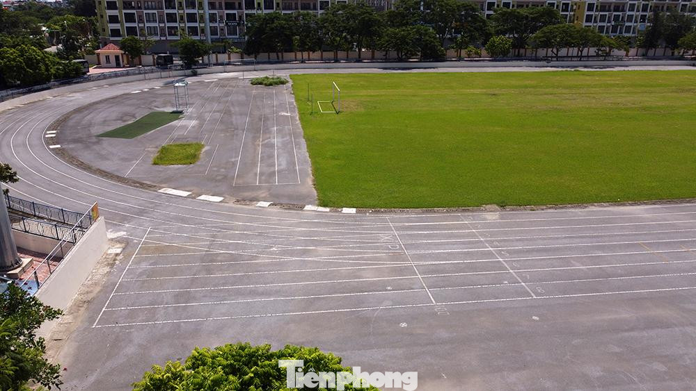 Bề mặt rộng lớn của sân vận động Thanh Trì, giao thông thuận tiện từ bốn phía mặt của sân vận động.