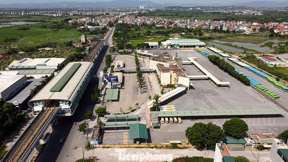 Bến xe nằm cạnh QL6, hướng đi huyện Chương Mỹ (Hà Nội) cũng như các tỉnh như Hòa Bình, Sơn La. Những địa phương có thể cung ứng lượng hàng hóa nông sản lớn cho Hà Nội.