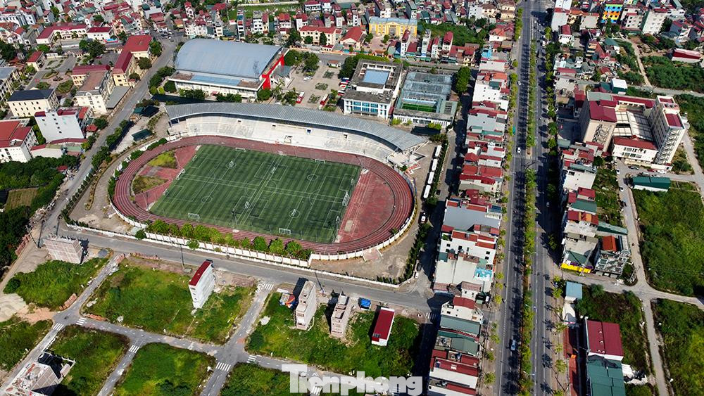 Sở Nông nghiệp và phát triển nông thôn (NN&PTNT) Hà Nội cho biết toàn TP có 3 chợ đầu mối gồm phía Nam (Đền Lừ), Long Biên và Minh Khai, 20 chợ và 52 siêu thị, cửa hàng tiện lợi phải đóng cửa, phong tỏa do có liên quan đến các trường hợp F0 nên việc cung ứng nông sản cho người dân sẽ gặp khó khăn. Từ đó Sở đề xuất sử dụng một số sân vận động, bến xe... làm nơi trung chuyển hàng hóa cung ứng cho Thủ đô trong thời gian giãn cách toàn xã hội.