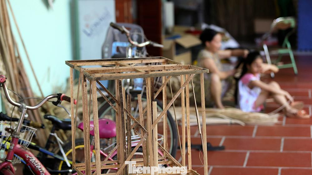 Tuy nhiên, năm nay, chỉ lác đác khách tới Phúc Am mua hàng. Các hộ gia đình sản xuất hàng mã tại làng cho biết, năm nay sức mua của thương lái chỉ bằng 50% so với năm ngoái, tức chỉ bằng khoảng 20 đến 30% so với trước khi có dịch.