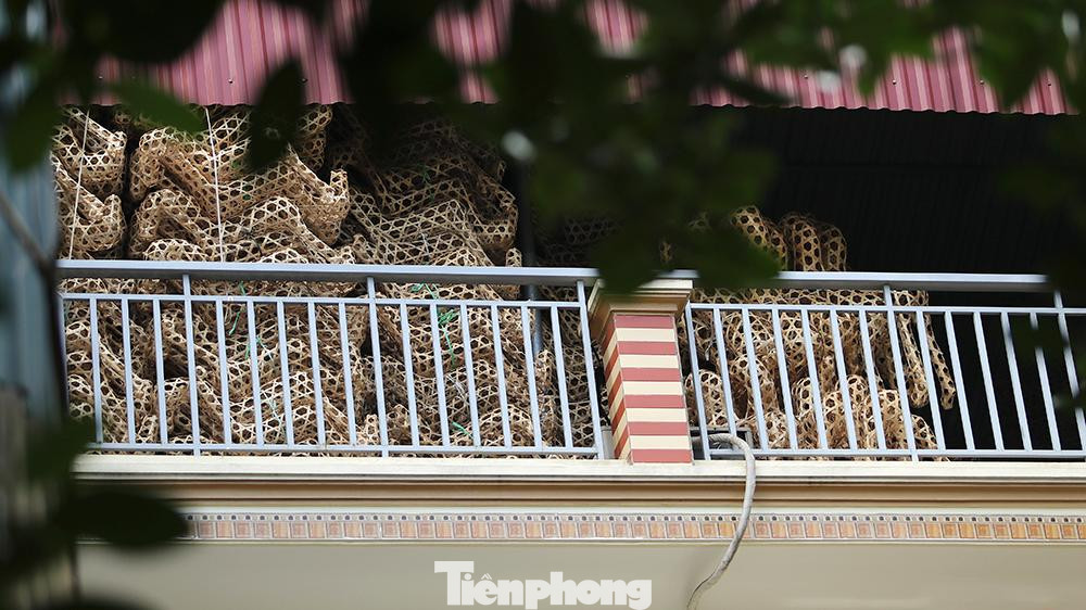 "Năm nào tôi cũng xuất xưởng hàng nghìn bao hàng. Tuy vậy, thời điểm này chỉ ghi nhận mức tiêu thụ trên 30%" - một chủ xưởng cho biết.