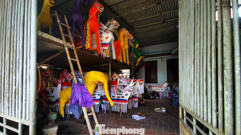 Sức mua giảm mạnh, nhưng giá mặt hàng này vẫn không biến động so với năm ngoái. Nhà giấy, xe có giá dao động từ 60.000 - 80.000 đồng, tuỳ kích cỡ.