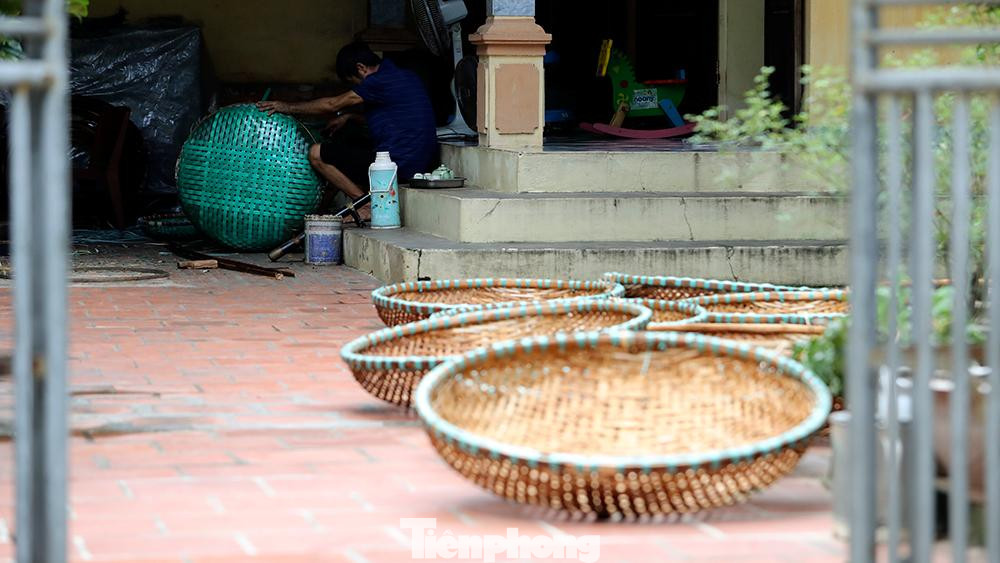 Một chủ hộ sản xuất chuyển từ đan cốt hàng mã sang đan rổ, rá bằng tre nứa.