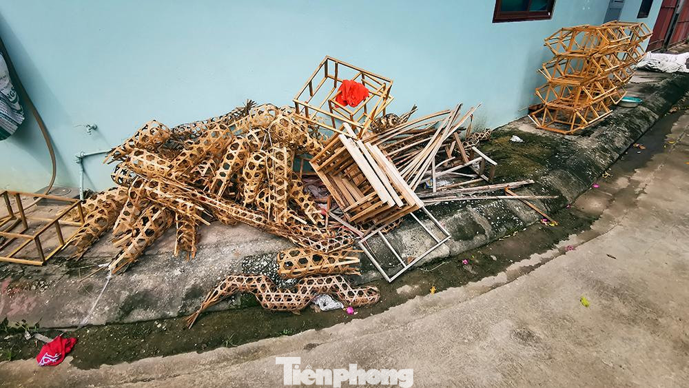 Vật liệu bằng tre nứa bị bỏ vương vãi nhiều nơi do không thể đưa vào sản xuất.
